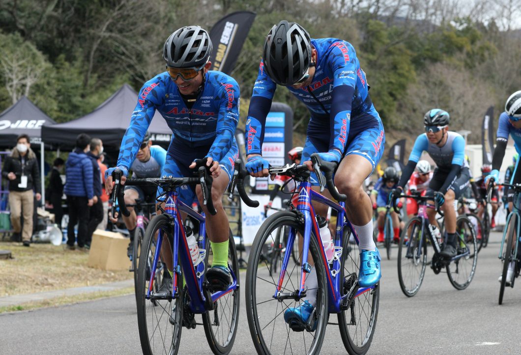 世界を目指すロードレースチームのコーチに聞く、自転車競技の世界|自転車ライフの情報サイト「SHIFTA MEDIA」